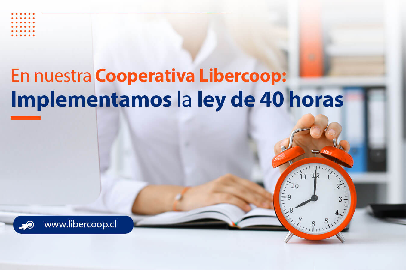 La ley de 40 horas, que reduce la extensión de la jornada laboral para mejorar la calidad de vida de los colaboradores que se rigen por el Código del Trabajo, comenzó a regir en Chile en abril de 2023. Sin embargo, la implementación de esta ley es gradual, y las empresas deben incorporar año a año una reducción del horario laboral hasta rebajar de 45 a 40.
