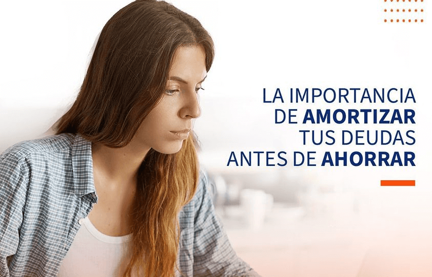 Antes de empezar a ahorrar, es importante que puedas saldar tus deudas pendientes. Cuanto más retrases el pago de tus deudas, mayores serán los intereses acumulados a lo largo del tiempo.